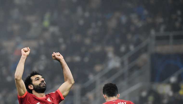 El egipcio Mohamed Salah celebra uno de los dos goles que marcaron en el juego de ida de los octavos de final ante el Inter de Milán en San Siro. El Liverpool venció 2-0. Foto Prensa Libre: AFP.