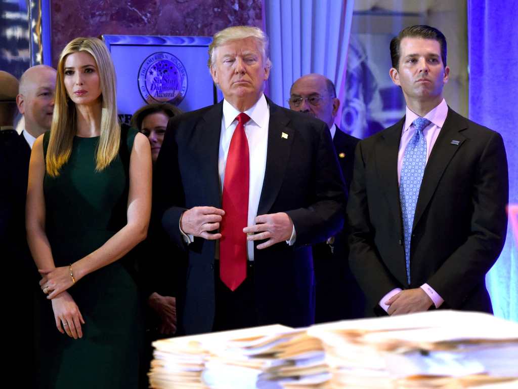Donald Trump (centro) está en el ojo del huracán por cajas de documentos oficiales que se llevó de la Casa Blanca. (Foto Prensa Libre: AFP)