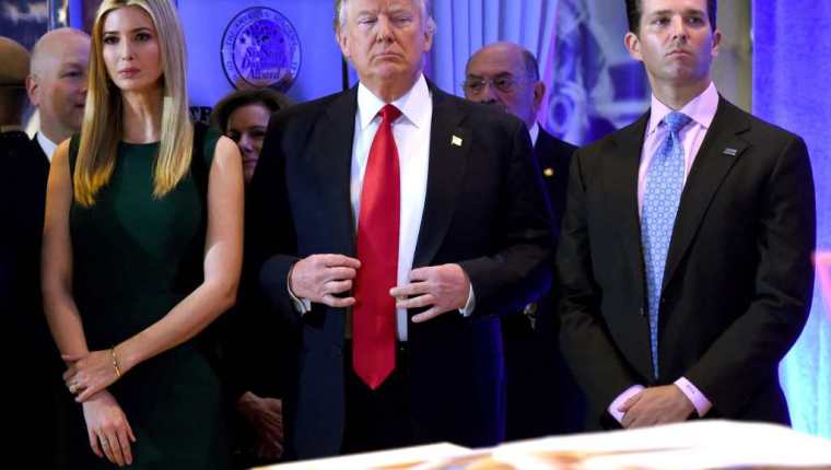 Donald Trump (centro) está en el ojo del huracán por cajas de documentos oficiales que se llevó de la Casa Blanca. (Foto Prensa Libre: AFP)