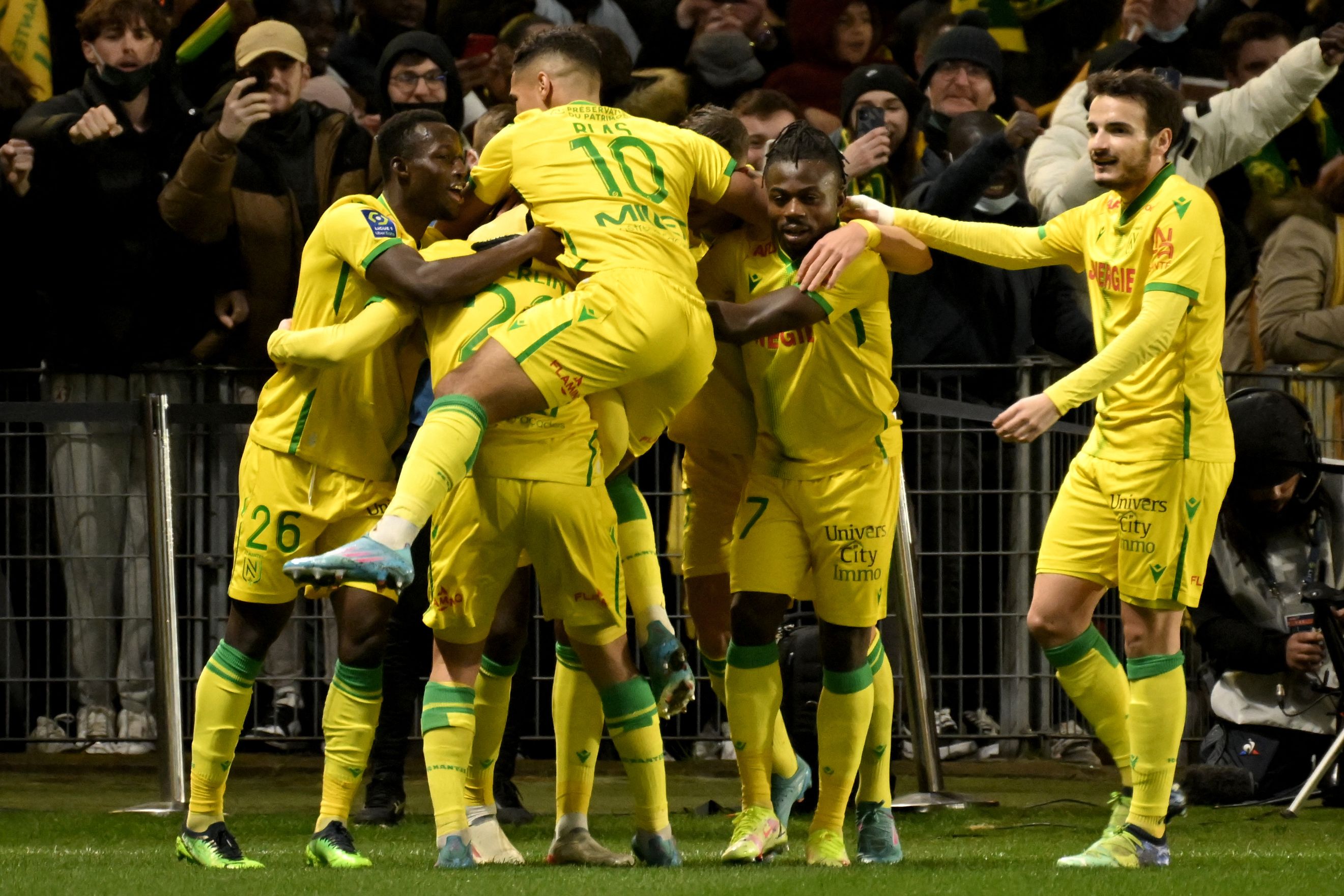 Los jugadores del Nantes festejan uno de sus goles al Paris-Saint Germain (PSG) en el Stade de la BeaujoireLouis Fonteneau. (Foto Prensa Libre: AFP)