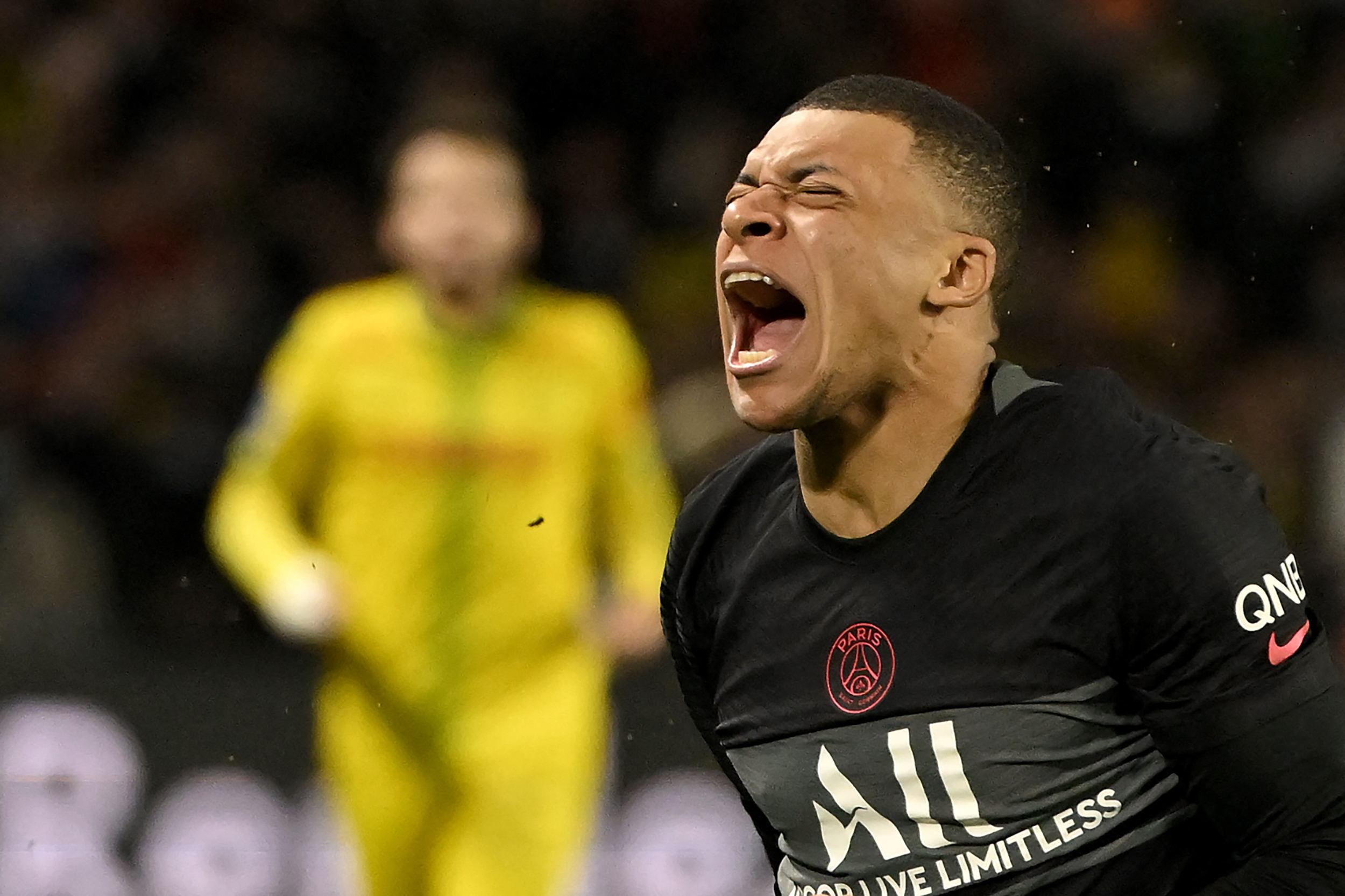 El delantero del PSG Kylian Mbappe reacciona en el partido ante el FC Nantes. (Foto Prensa Libre: AFP)