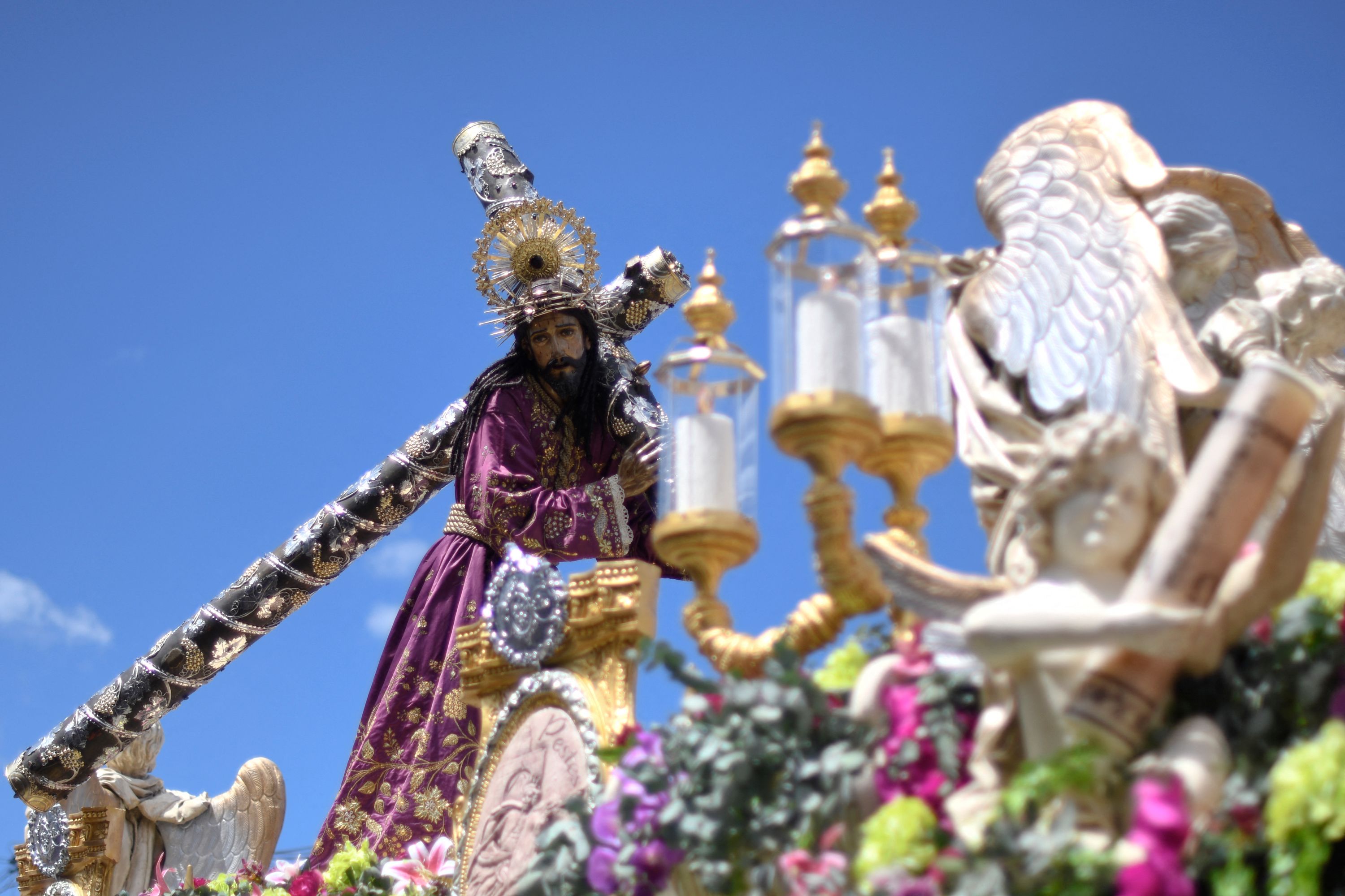 View of an image of Jesus Christ carried by Catholic faithful during the Jesus Nazareno de la Merced procession in Guatemala City on February 26, 2022. - Among solemn music, pyrotechnics and crowds of people, Guatemalan Catholic parishioners resumed this Saturday the venerable processions suspended in 2020 because of the covid-19 pandemic that has left nearly 17,000 dead in the Central American country. (Photo by Johan ORDONEZ / AFP)