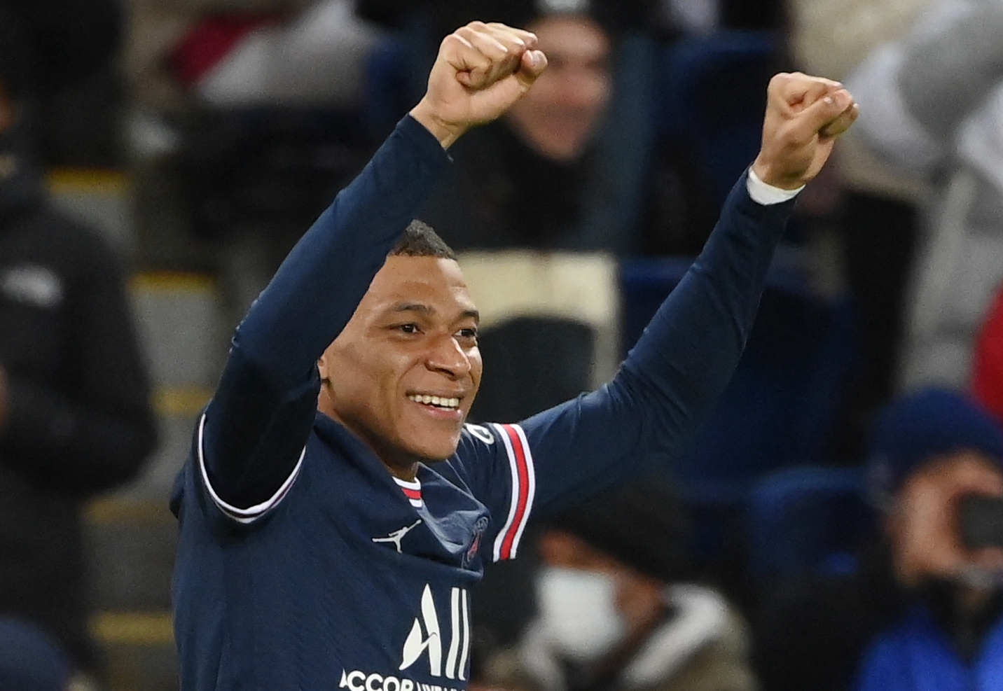 El delantero del Paris Saint-Germain Kylian Mbappe festeja su segundo gol al Saint-Etienne en el Parc des Princes (Foto Prensa Libre: AFP)