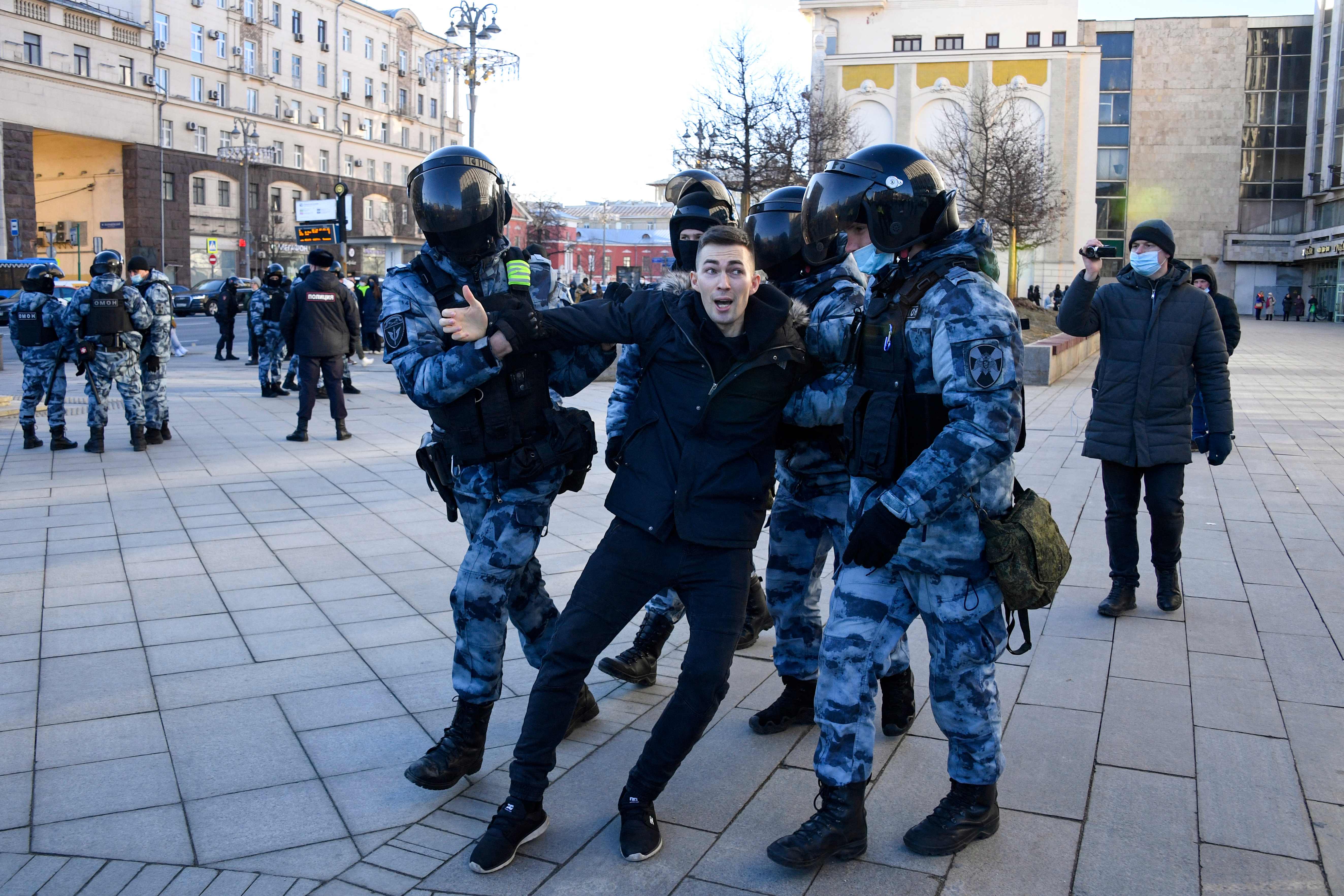 La policía rusa detiene a un hombre durante una protesta en el centro de Moscú. (Foto Prensa Libre: AFP)