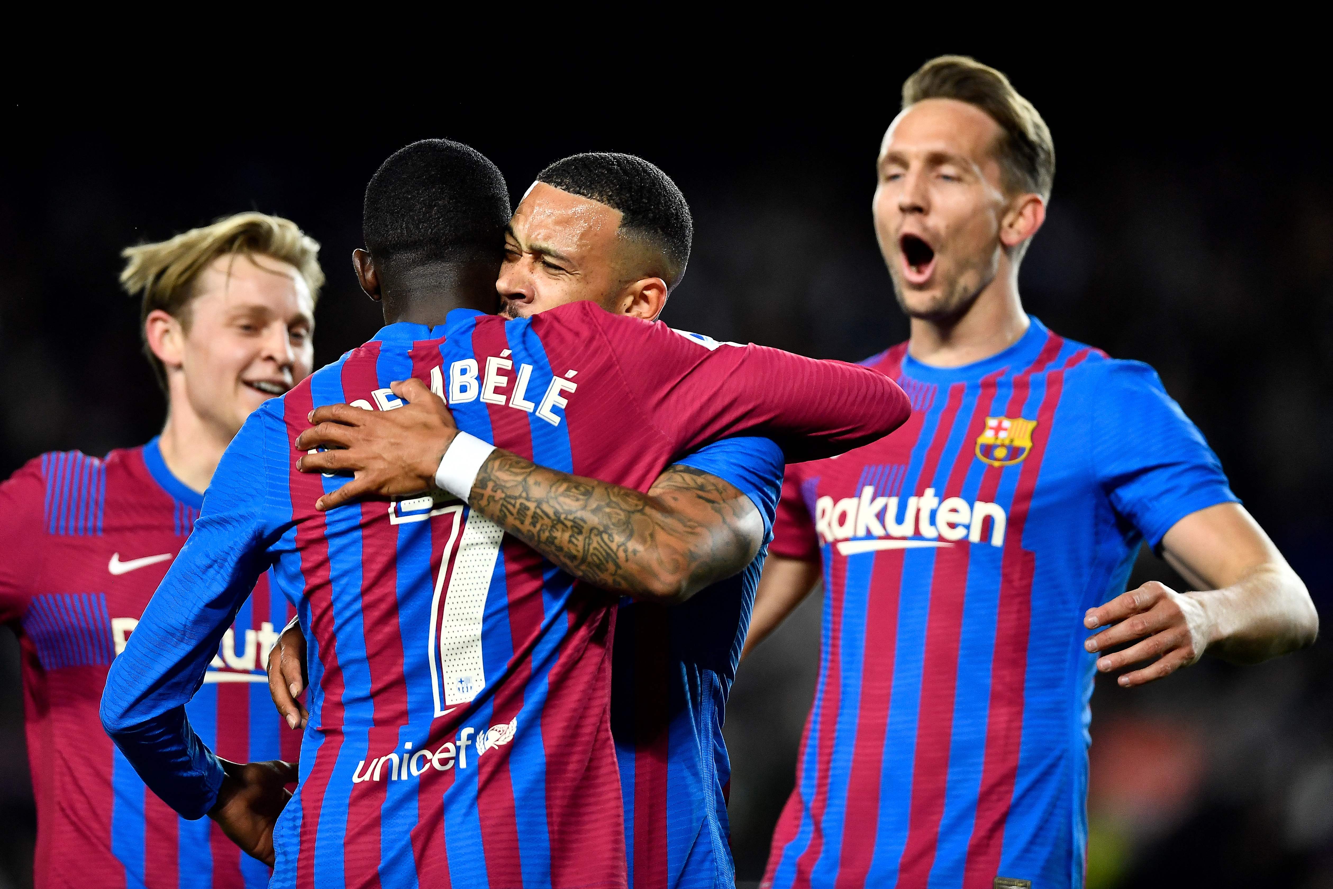 Los jugadores del FC Barcelona celebran el tercer gol del equipo blaugrana durante el encuentro correspondiente a la jornada 26 que han disputado este 27 de febrero frente al Athletic de Bilbao en el estadio del Camp Nou, en Barcelona. Foto Prensa Libre: AFP.