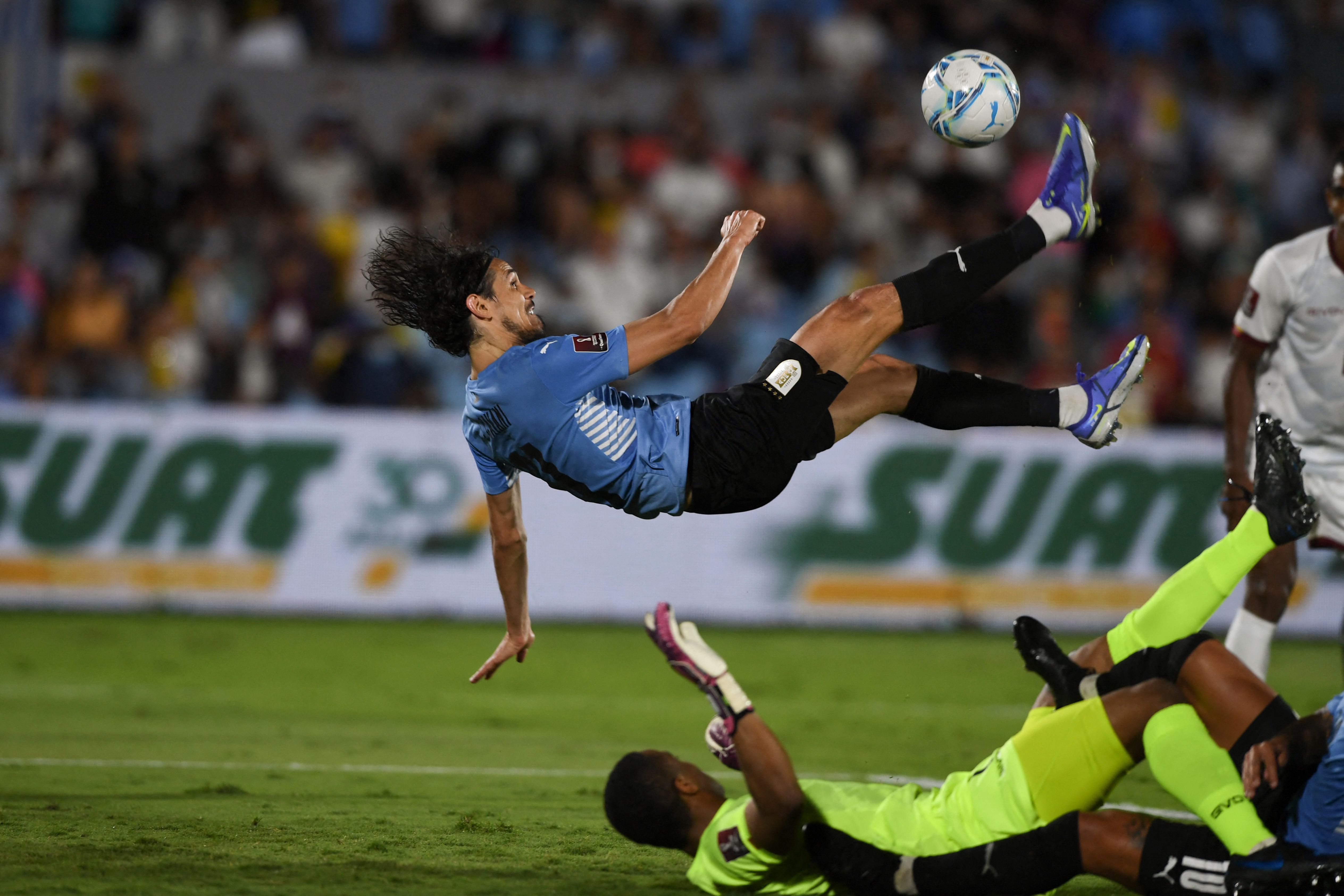 El delantero uruguayo Edinson Cavani marcó de "chilena" el tercer gol de La Celeste ante Venezuela. Al final ganaron 4-1 y se ubicaron en posiciones de clasificaicón directa al Mundial de Qatar 2022. Foto Prensa Libre: AFP.