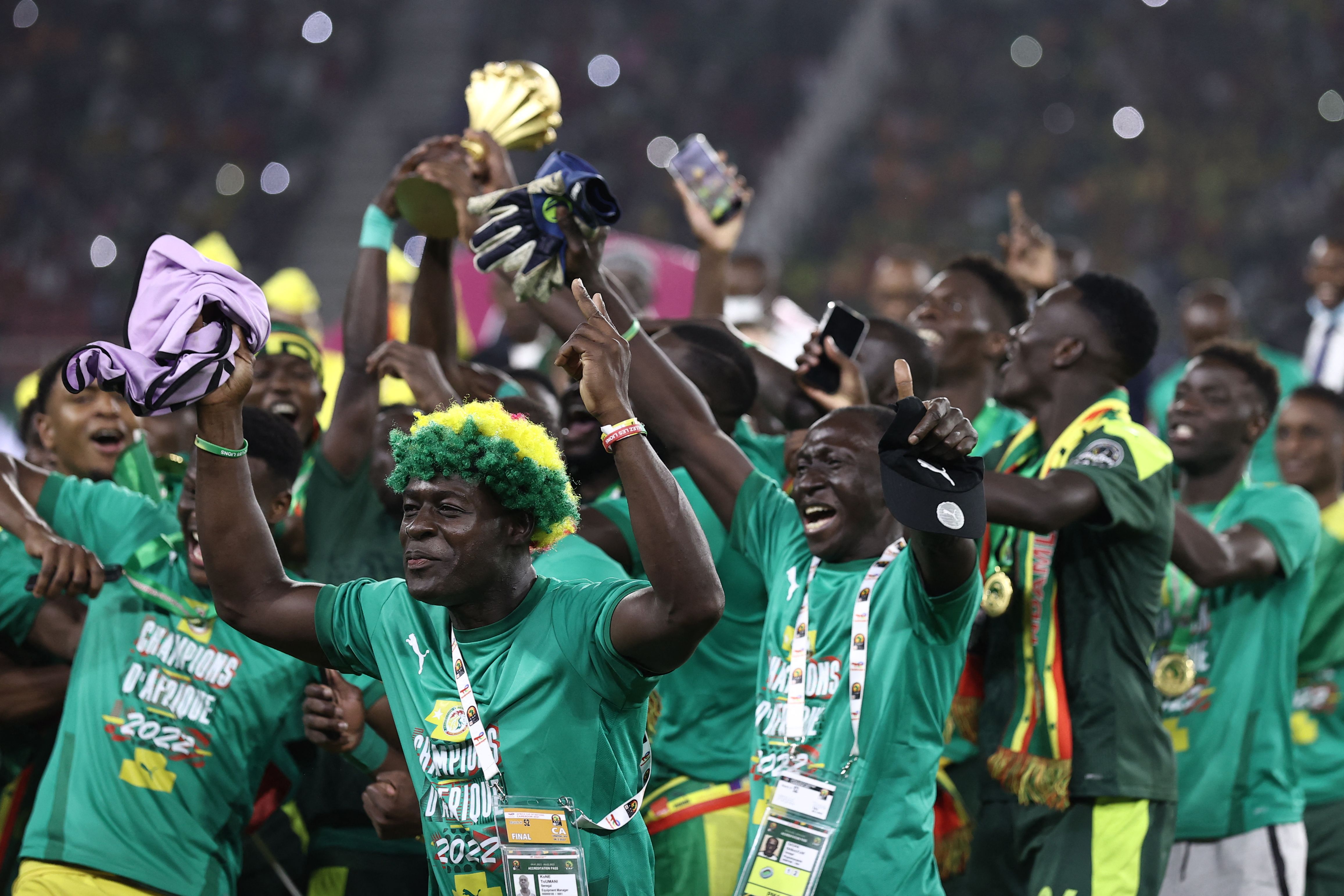 Los jugadores de Senegal festejan después de ganar la Copa Africana de Naciones 2021 a Egipto. (Foto Prensa Libre: AFP)