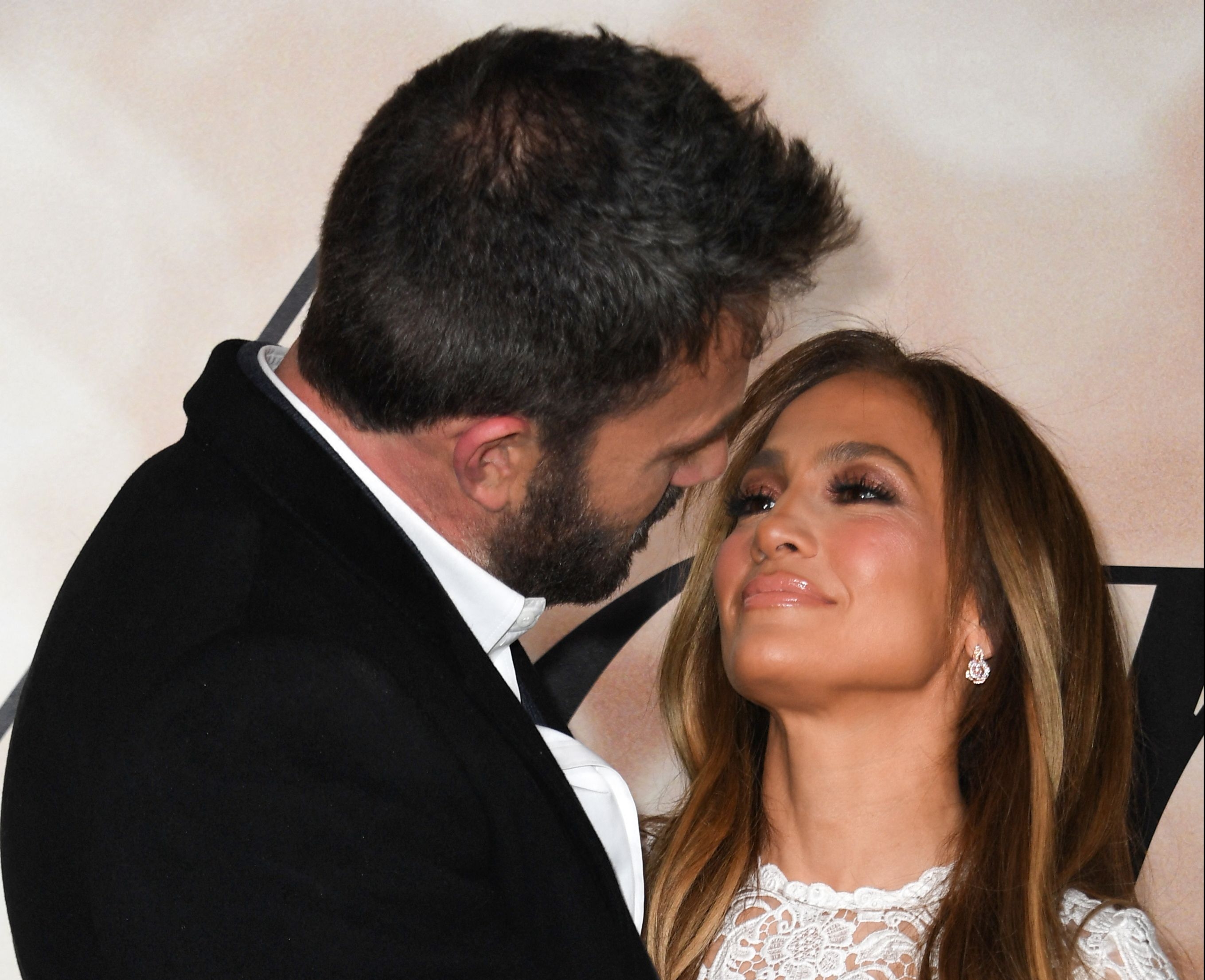 Jennifer Lopez y Ben Affleck confirmaron su compromiso y ahora salen detalles de un curioso acuerdo prenupcial.  (Foto Prensa Libre: Valerie Macon / AFP)