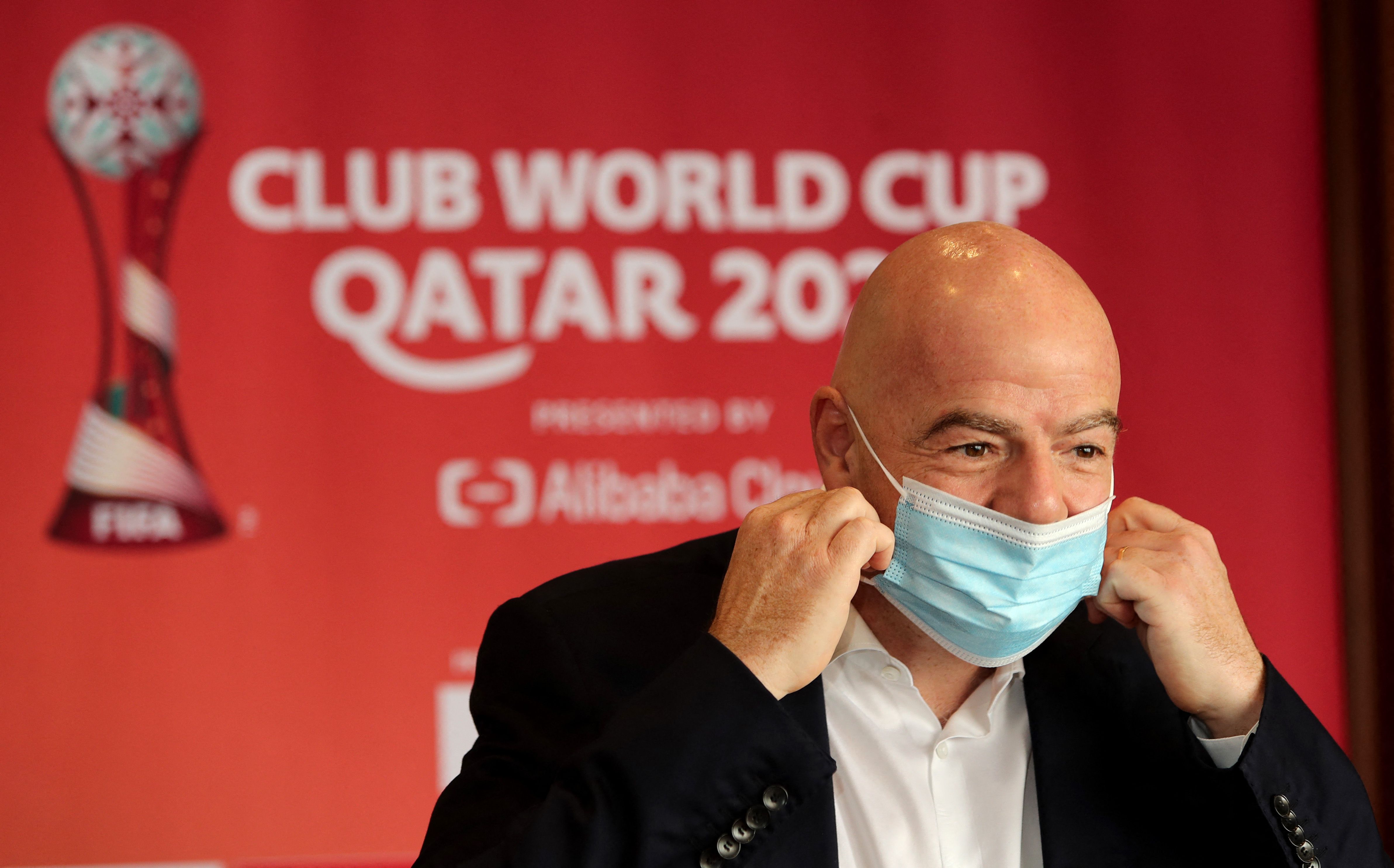 Fifa y su presidente, Gianni Infantino, han buscado relajar ciertas medidas Covid 19 para el Mundial de Qatar 2022. (Foto Prensa Libre: AFP)