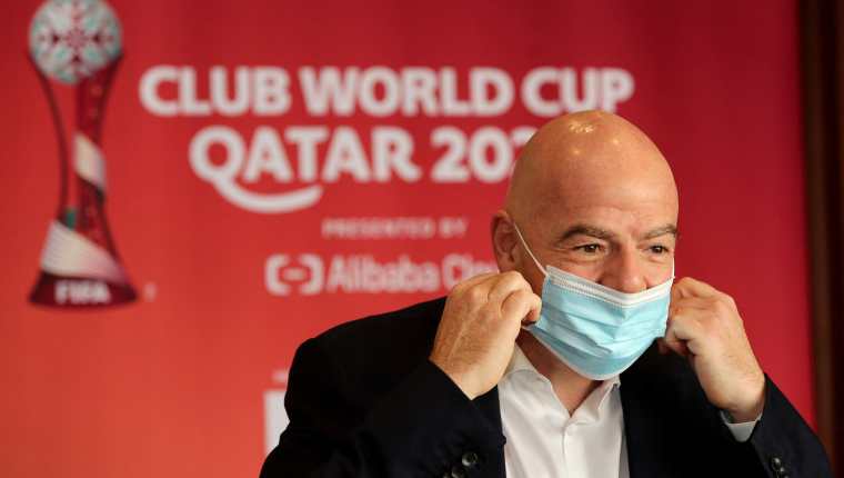 Fifa y su presidente, Gianni Infantino, han buscado relajar ciertas medidas Covid 19 para el Mundial de Qatar 2022. (Foto Prensa Libre: AFP)