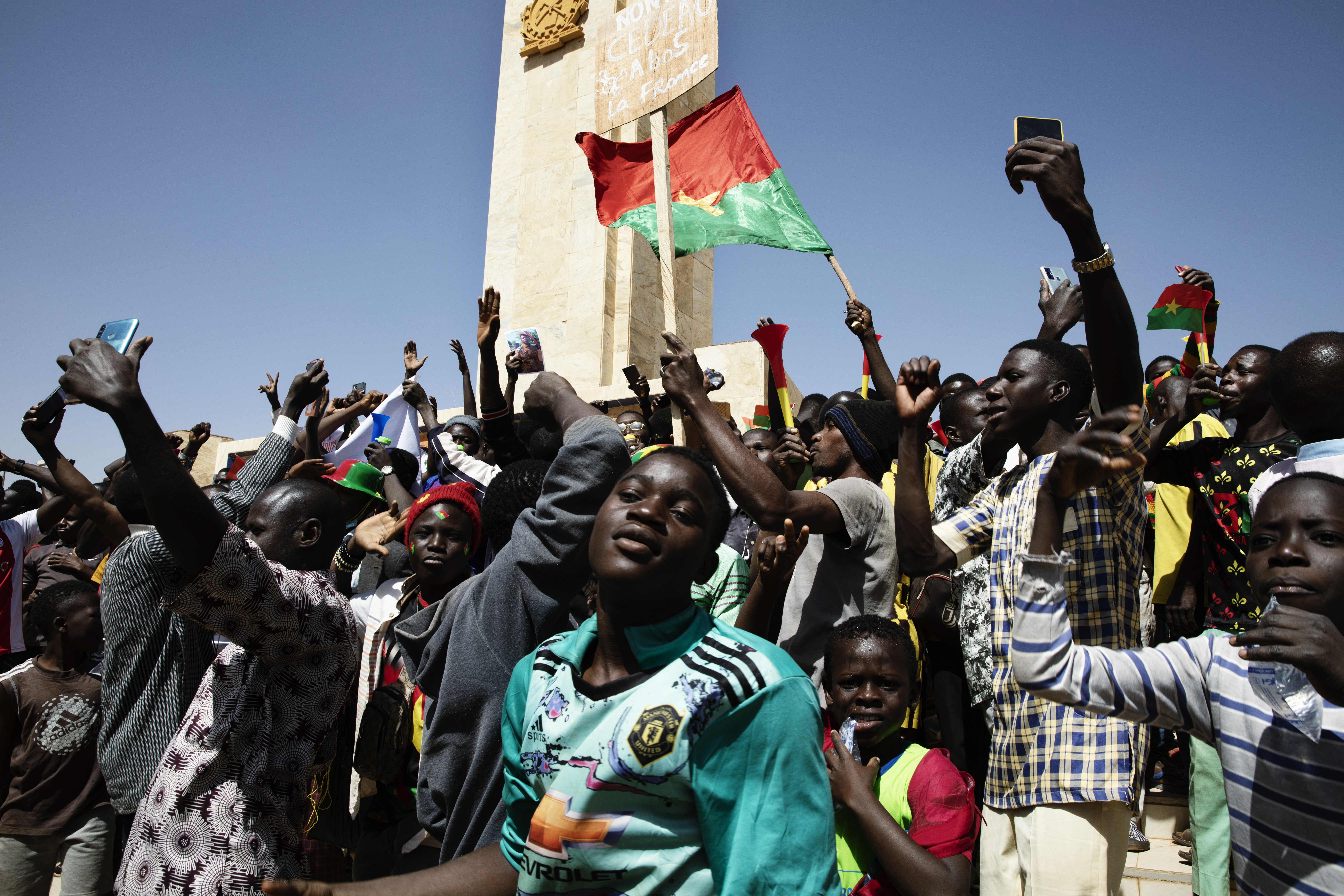 Una multitud se congrega en la plaza principal de Uagadugú, Burkina Faso, un día después de que el Ejército anunció un golpe de Estado en televisión nacional, el 25 de enero de 2022. (Foto Prensa Libre: Malin Fezehai/The New York Times).