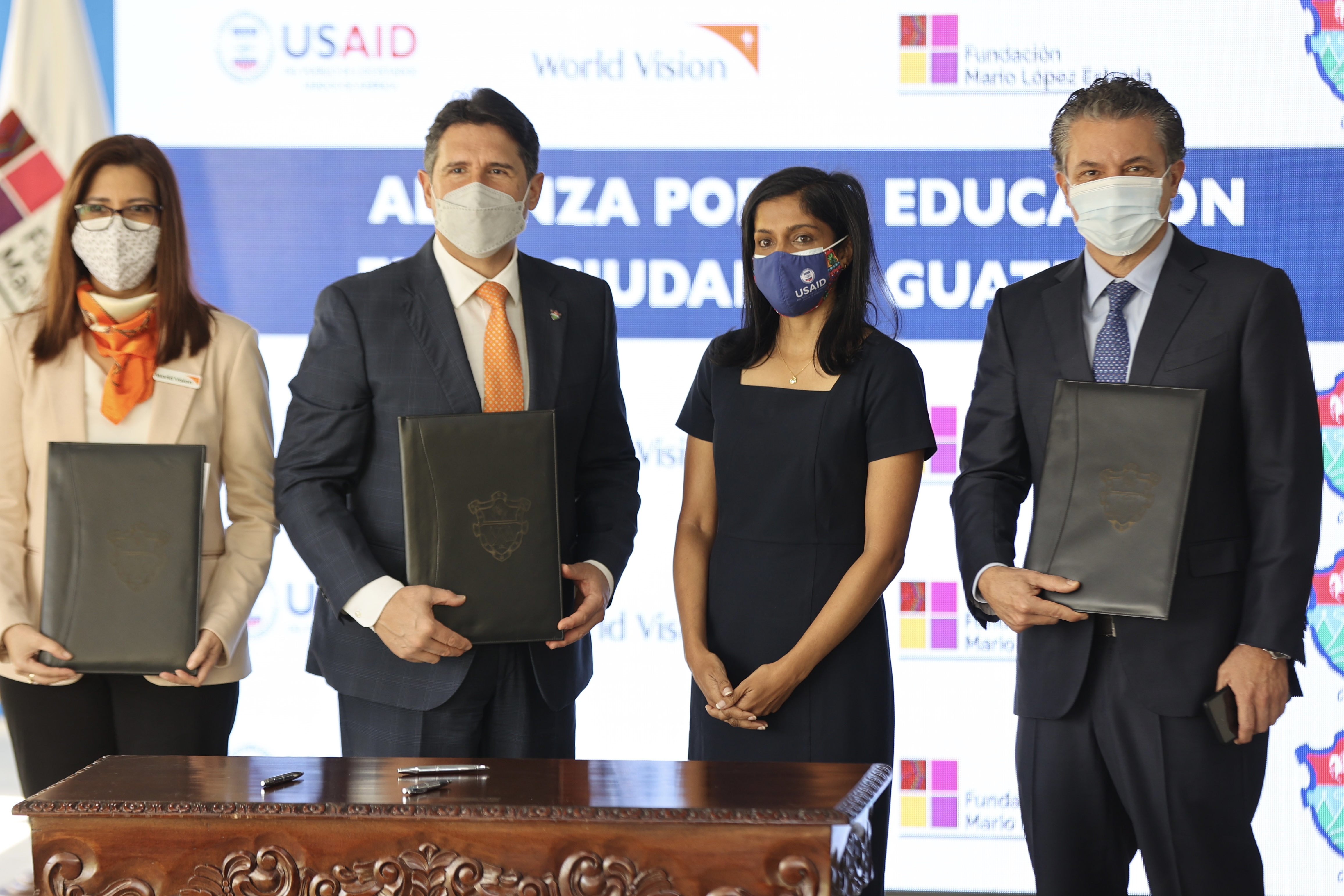 Lorena Bin, directora de País de Visión Mundial; Ricardo Quiñónez, alcalde de ciudad de Guatemala; Anu Rajaraman, directora de USAID Guatemala y  Mario López Pérez, vicepresidente de la Fundación Mario López Estrada. (Foto Prensa Libre: Cortesía)
 
