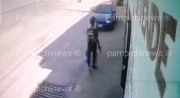 Momento del asalto a mano armada en Amatitlán. (Foto Prensa Libre: Tomada del video de PampichiNews)