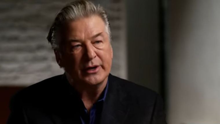 Alec Baldwin dio una entrevista a ABC News para hablar sobre el fatal incidente en el que disparó contra la directora de fotografía. (Foto Prensa Libre: ABC News)