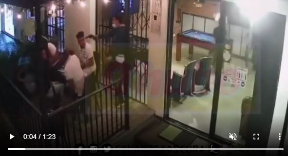 Video: guardia de seguridad abate a hombre que asaltaba a clientes de un negocio