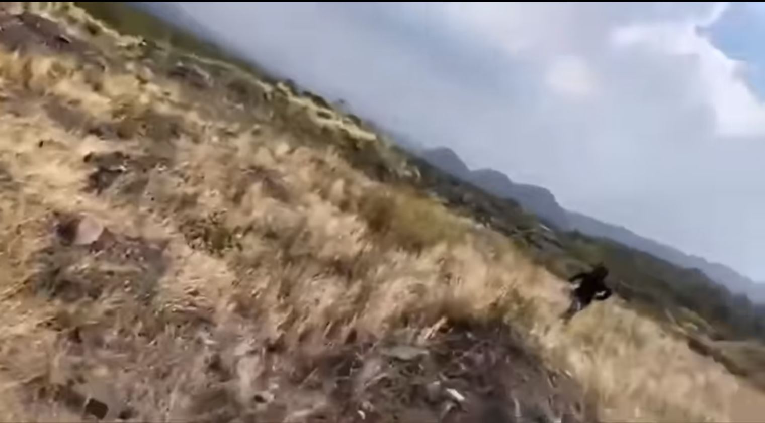 Imagen de video que muestra como uno de los asaltantes sale de entre la maleza para atacar a dos periodistas mexicanos en San Miguel Los Lotes, El Rodeo, Escuintla. (Foto Prensa Libre: Captura de pantalla) 