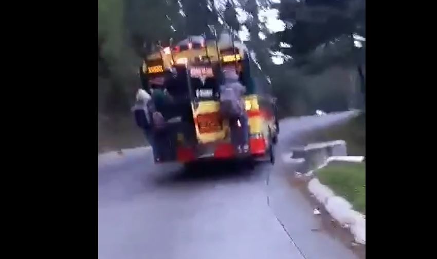 En la parrilla y a excesiva velocidad: Graban a pasajeros en riesgo en bus sobrecargado en Totonicapán