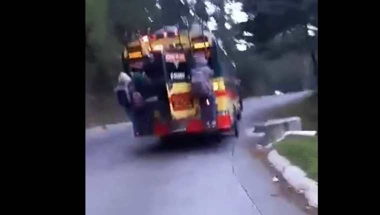 Captan bus que circula sobrecargado en Totonicapán: (Foto Prensa Libre: Tomada del video compartido por Noticias de Totonicapán)
