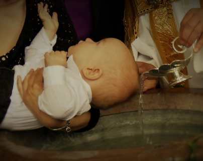 Miles de bautizos fueron declarados inválidos luego que un sacerdote cometiera por décadas un inusual error