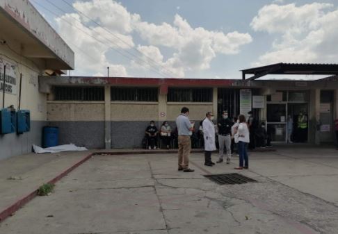Un cadáver fue dejado en la banqueta del Hospital Nacional de Amatitlán. (Foto Prensa Libre: Cortesía Bomberos Voluntarios)