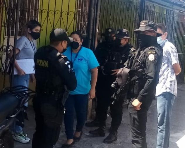 Manchas de sangre y ropa de mujer: los indicios que hallaron autoridades en la casa de detenido por caso de violación