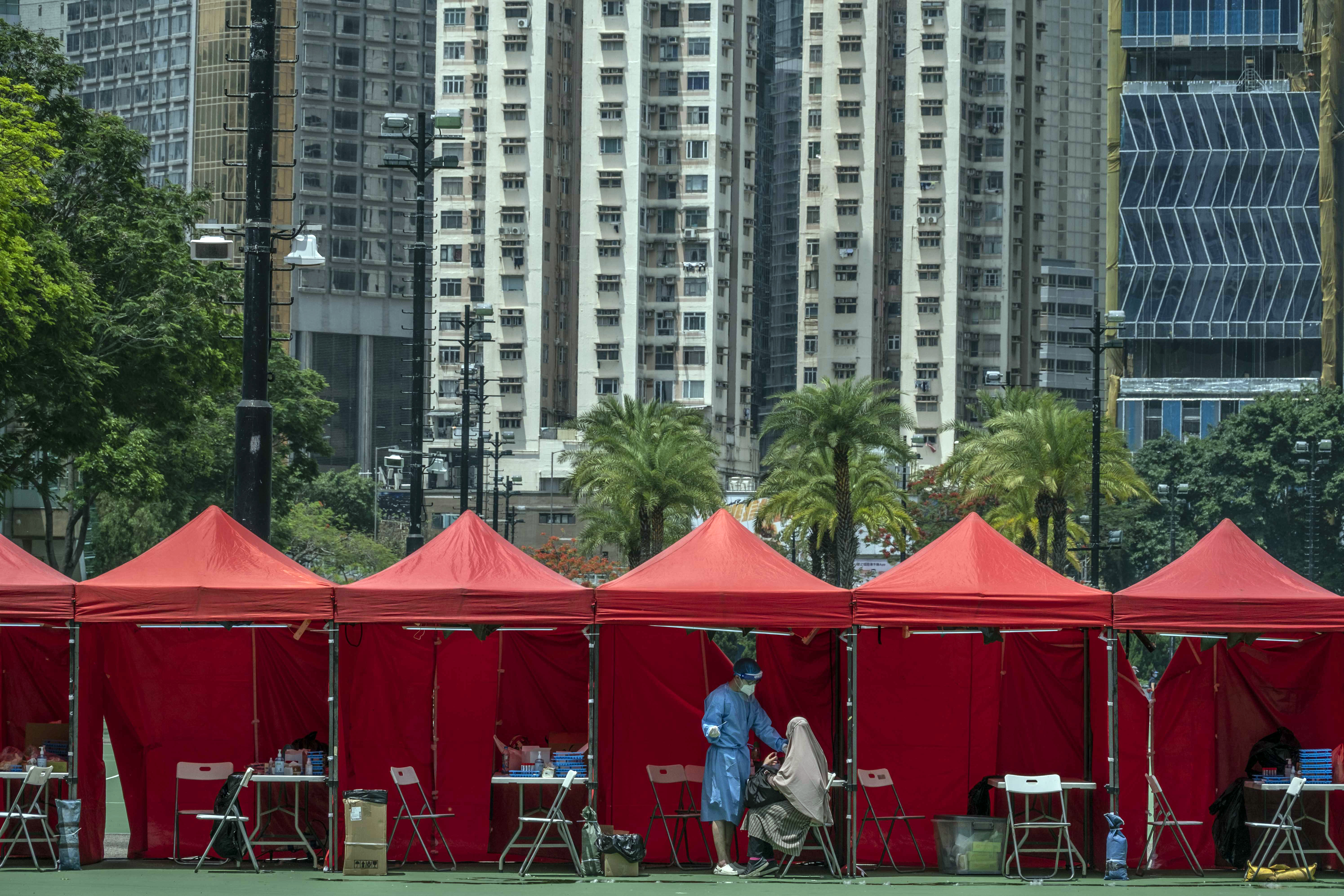 Un centro de pruebas de coronavirus para trabajadores nacionales, en Victoria Park, Hong Kong, el 9 de mayo del 2021. (Foto Prensa Libre: Lam Yik Fei/The New York Times)