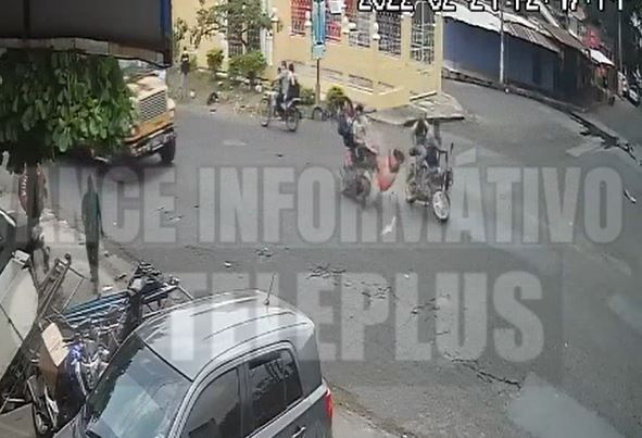 Momento en que dos motocicletas se accidentaron en la cuidad de Escuintla. (Foto Prensa Libre: Tomada de Avance Informativo Teleplus)