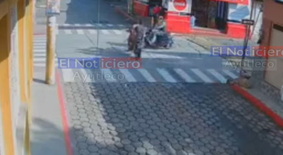 Momento en que dos motocicletas chocaron en Tecún Umán, San Marcos. (Foto Prensa Libre: Tomada de El Noticiero Ayutleco)