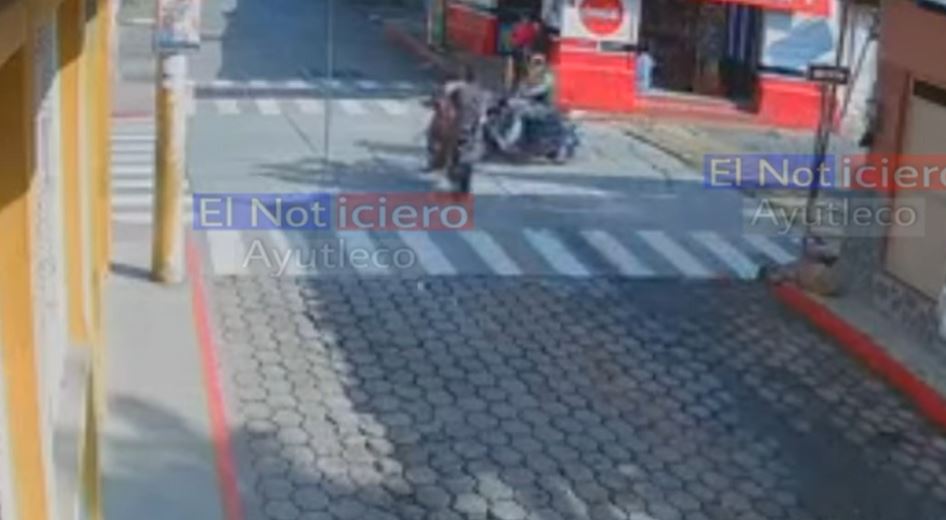 Momento en que dos motocicletas chocaron en Tecún Umán, San Marcos. (Foto Prensa Libre: Tomada de El Noticiero Ayutleco)