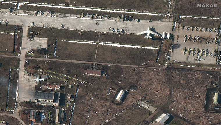 Algunos aeropuertos de Ucrania han sido alcanzados por los bombardeos rusos. (Foto Prensa Libre: AFP)