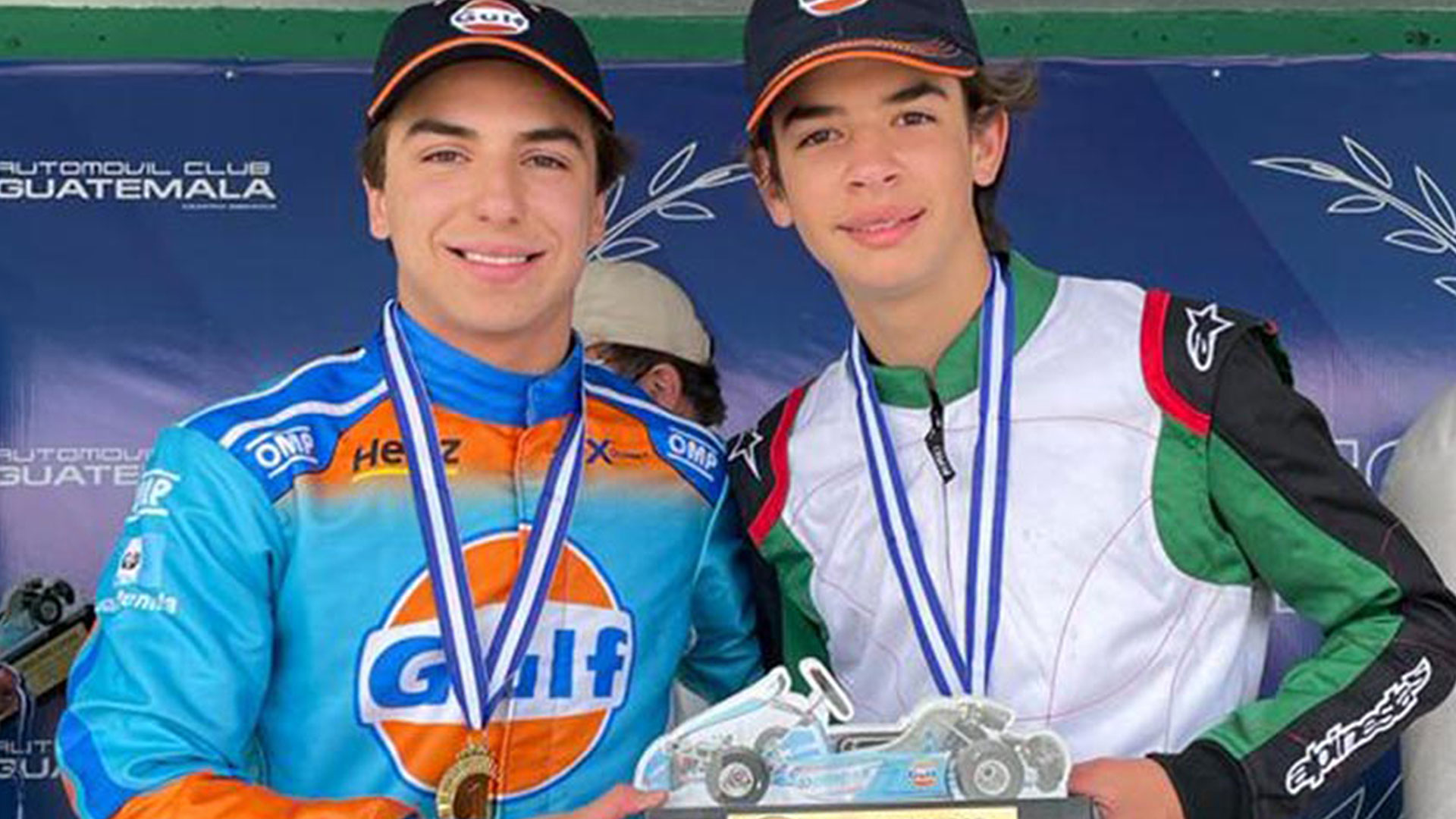 Los pilotos Mateo Llarena y José David Cuestas, de 17 y 15 años posan junto al trofeo de la competencia. (Foto Prensa Libre: Cortesía)