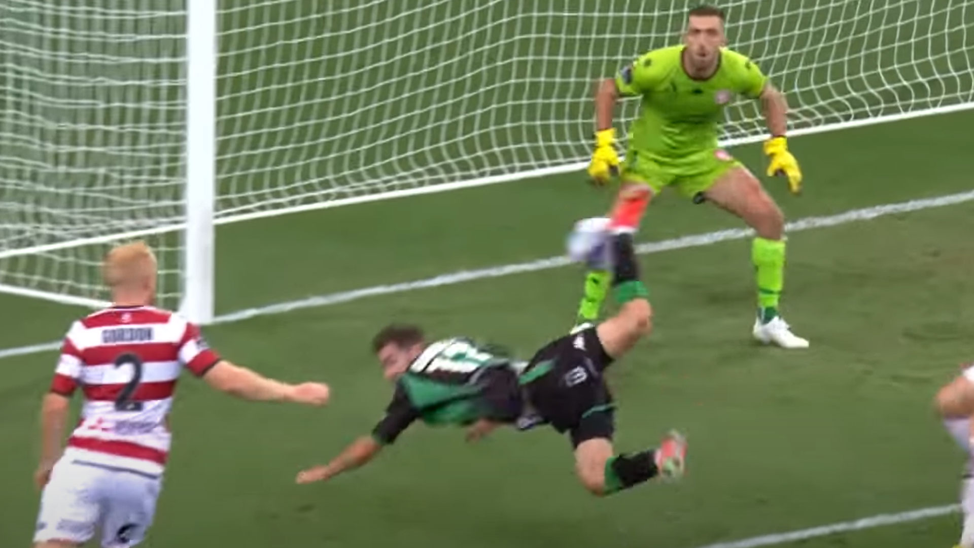 El momento en el que Benjamin Garuccio golpeó con la espuela para anotar su segundo gol ante el Western Sydney. (Foto Prensa Libre: Youtube)