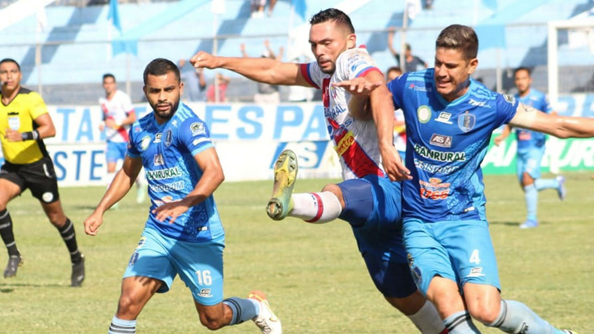 Dos jugadores de Santa Lucía pelean el balón con Wilber Pérez de Xelajú. (Foto Prensa Libre: Facebook)