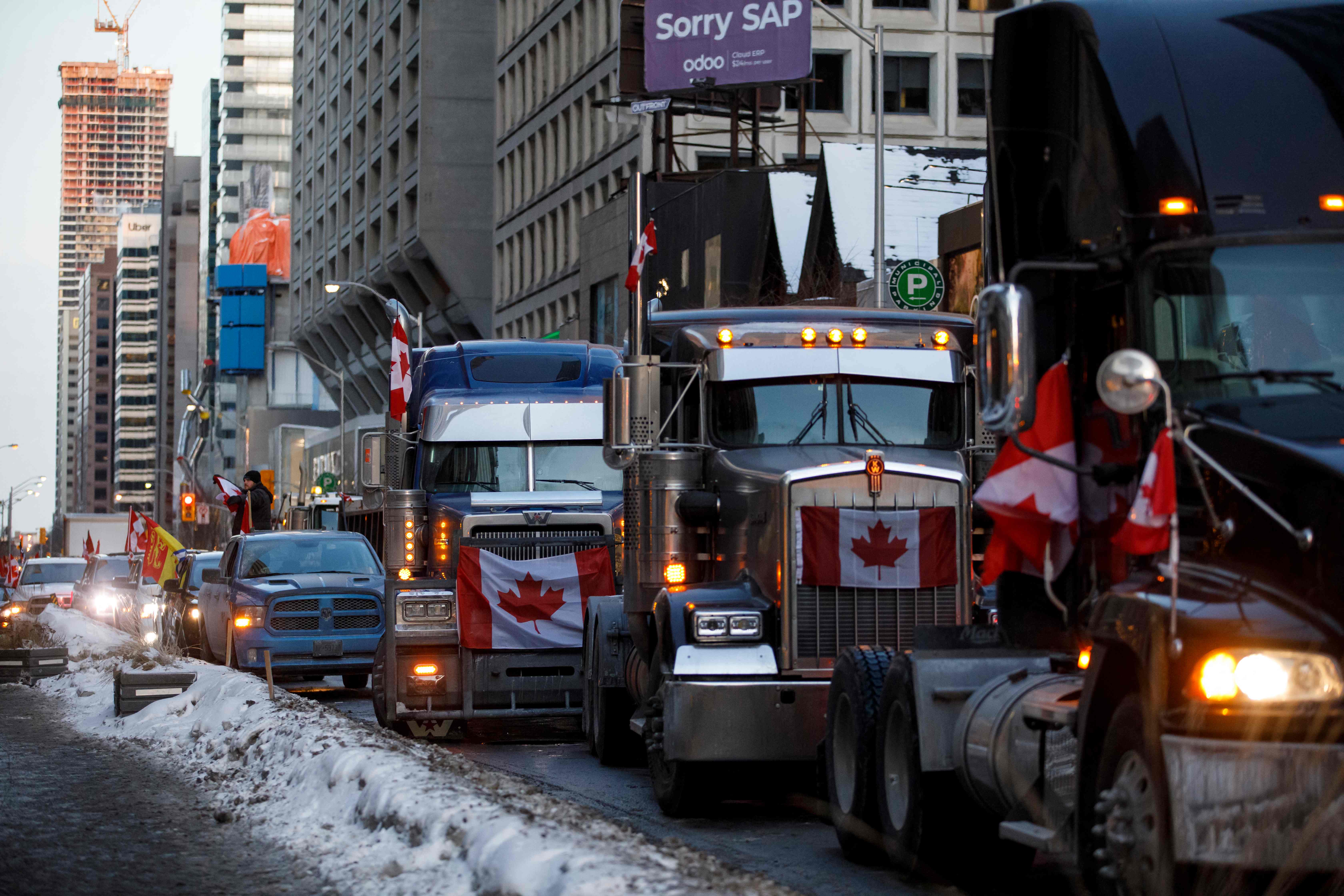 Camioneros y simpatizantes protestan contra los mandatos y restricciones relacionados con las vacunas contra el covid-19 en Ottawa, Ontario, Canadá, (Foto Prensa Libre: AFP)