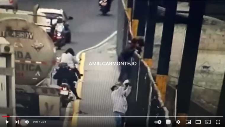 Un hombre desconocido evitó que una mujer se lanzara del puente El Incienso. (Foto Prensa Libre: Captura de Pantalla)
