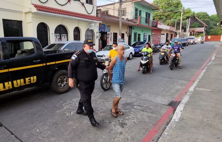 Gabriel Edilberto Méndez Ríos, de 22 años, capturado en Retalhuleu como presunto responsable de haber intentado dispararle a un hombre en la zona 5 de la cabecera departamental. (Foto Prensa Libre: Victoria Ruiz)