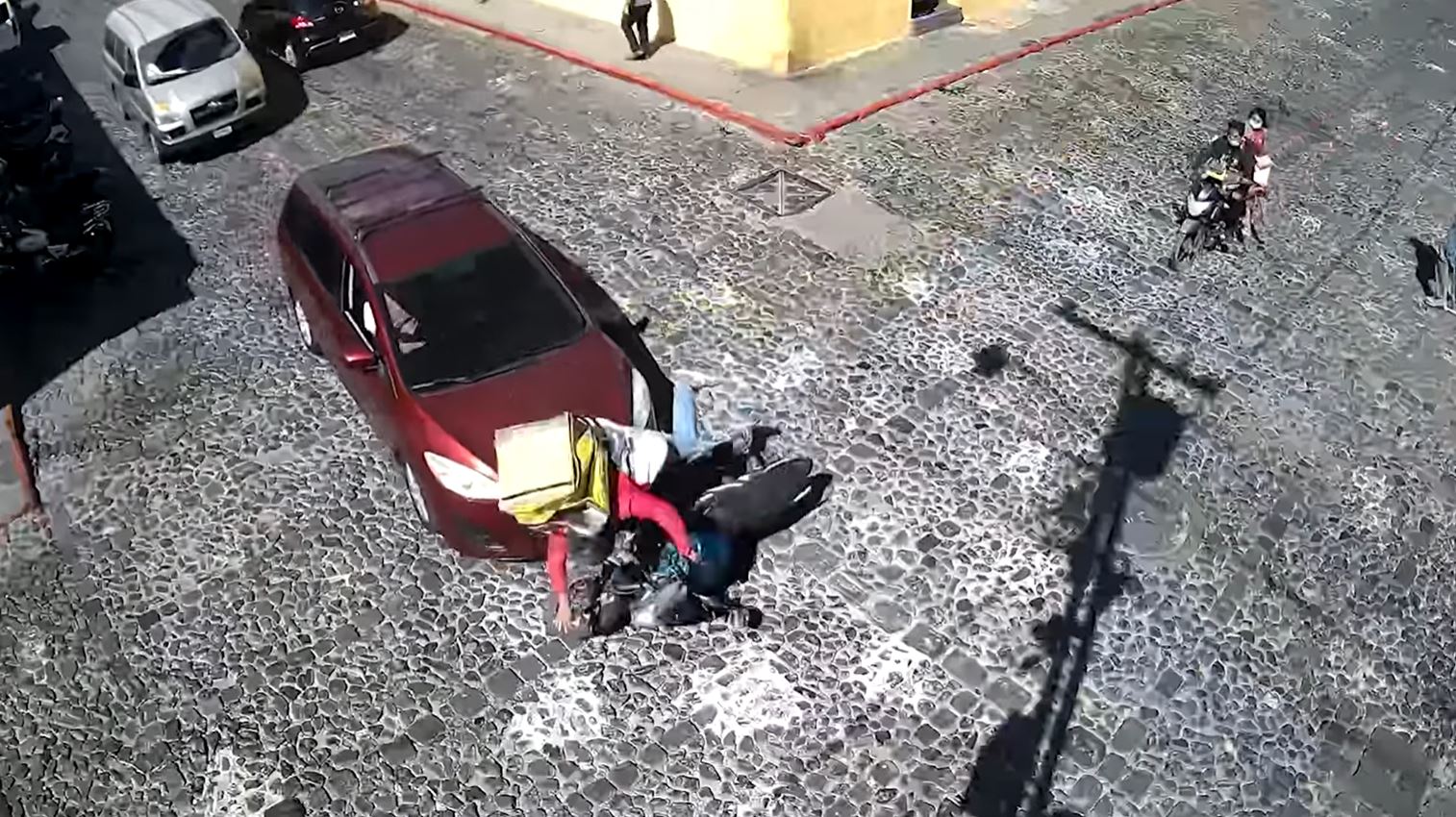 Un video publicado por la Municipalidad de Antigua Guatemala revela cómo han ocurrido varios accidentes de tránsito en la Ciudad Colonial. (Foto Prensa Libre: Captura de Pantalla)