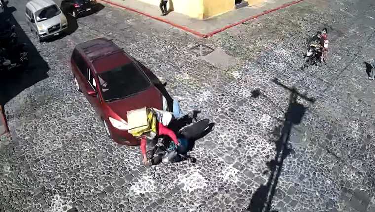 Un video publicado por la Municipalidad de Antigua Guatemala revela cómo han ocurrido varios accidentes de tránsito en la Ciudad Colonial. (Foto Prensa Libre: Captura de Pantalla)