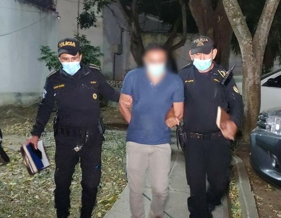 Junior Estuardo Pérez Arriola, de 34 años, detenido en Ciudad Peronia, zona 8 de Villa Nueva, sindicado de abusar de una menor de 13 años, a la que contactó por medio del videojuego Free Fire. (Foto Prensa Libre: PNC)