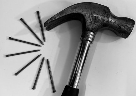 Clavan el cráneo de mujer