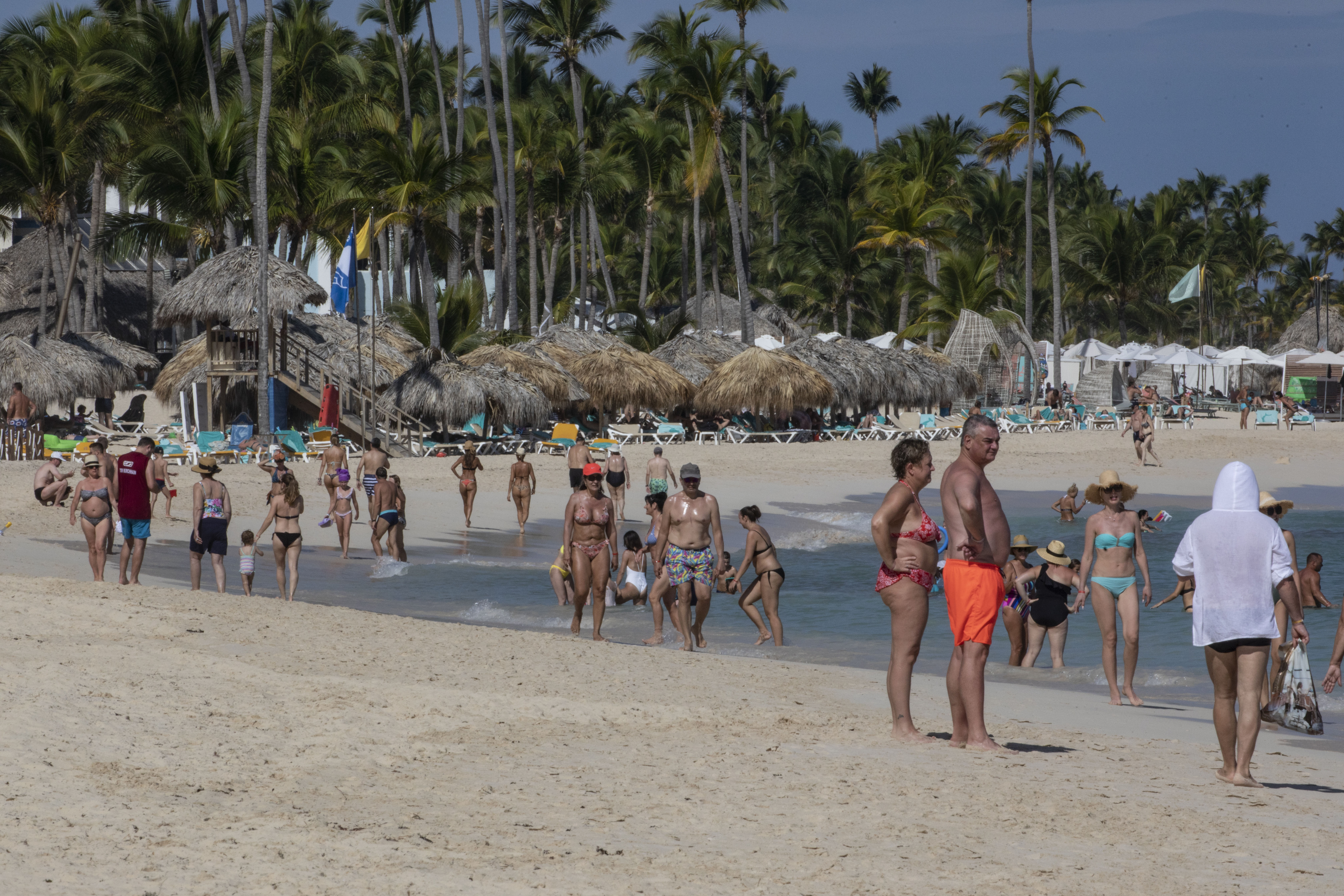 Una playa en Punta Cana, República Dominicana, el 12 de enero de 2022. El país es un caso raro de éxito en cuanto a la pandemia, ya que no se exige ninguna prueba de vacunación, ni resultados de pruebas, ni cuarentena para la mayoría de los viajeros que llegan. Pero algunos residentes muestran su preocupación. (Tony Cenicola/The New York Times)