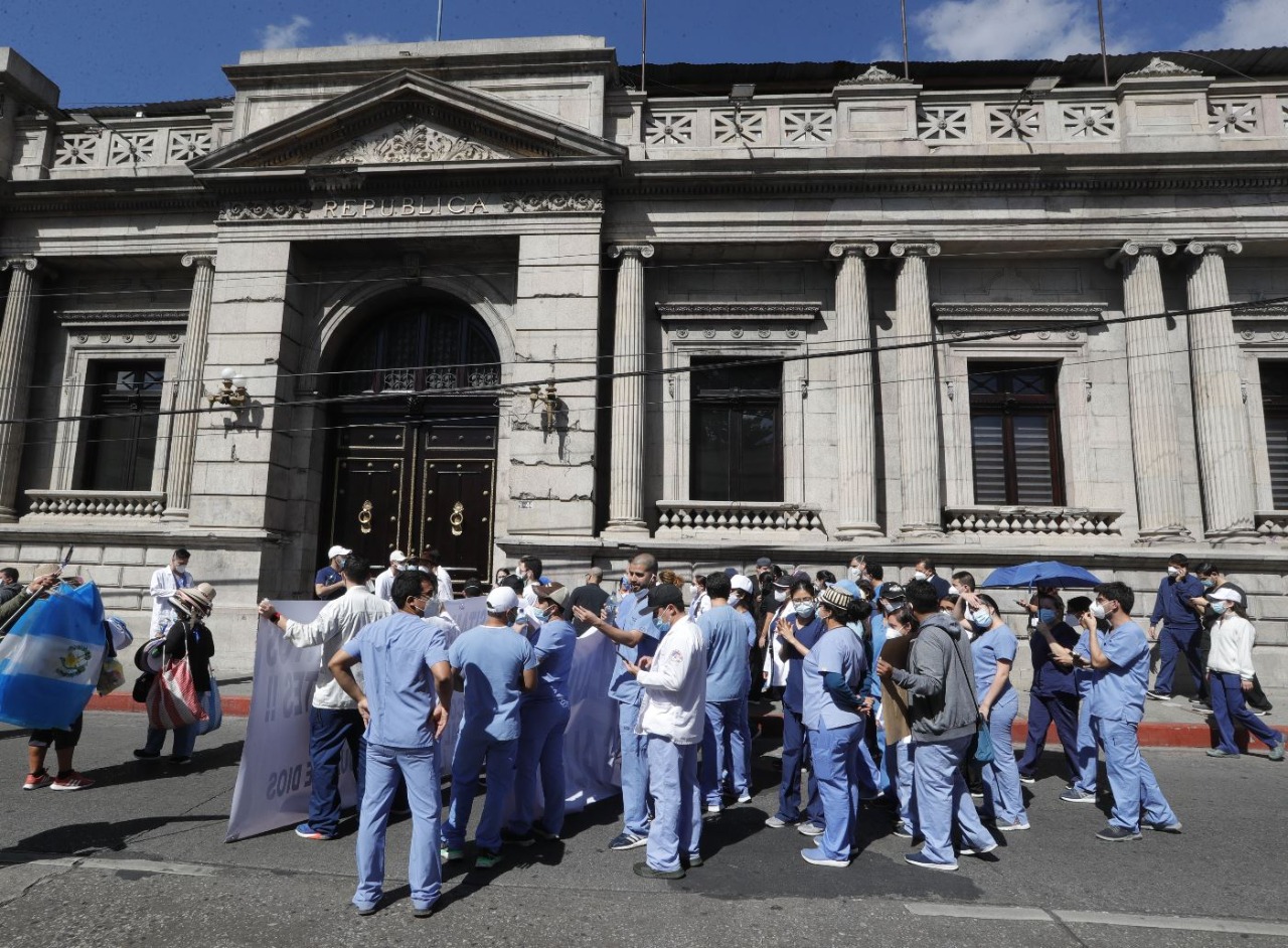 Médicos protestaron en el Congreso de la República este miércoles por la falta de medicinas. (Foto Prensa Libre: Hemeroteca PL)