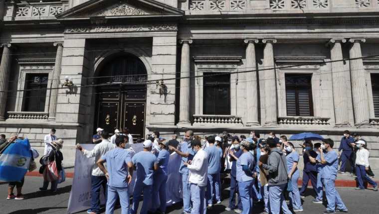 Médicos protestaron en el Congreso de la República este miércoles por la falta de medicinas. (Foto Prensa Libre: Hemeroteca PL)