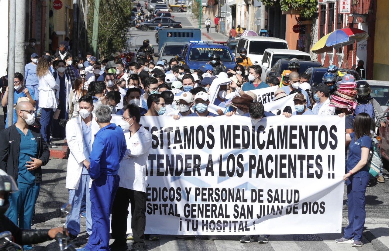 Los médicos salieron a protestar por la falta de medicamentos el miércoles pasado. (Foto Prensa Libre: Esbin García)