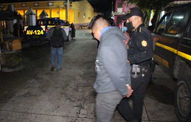 Mynor Otoniel May Xol, de 21 años, capturado en Tactic, Alta Verapaz, por exigirle Q20 mil a su exnovia de 17 años a cambio de no subir a redes sociales fotos y videos íntimos. (Foto Prensa Libre: PNC) 
