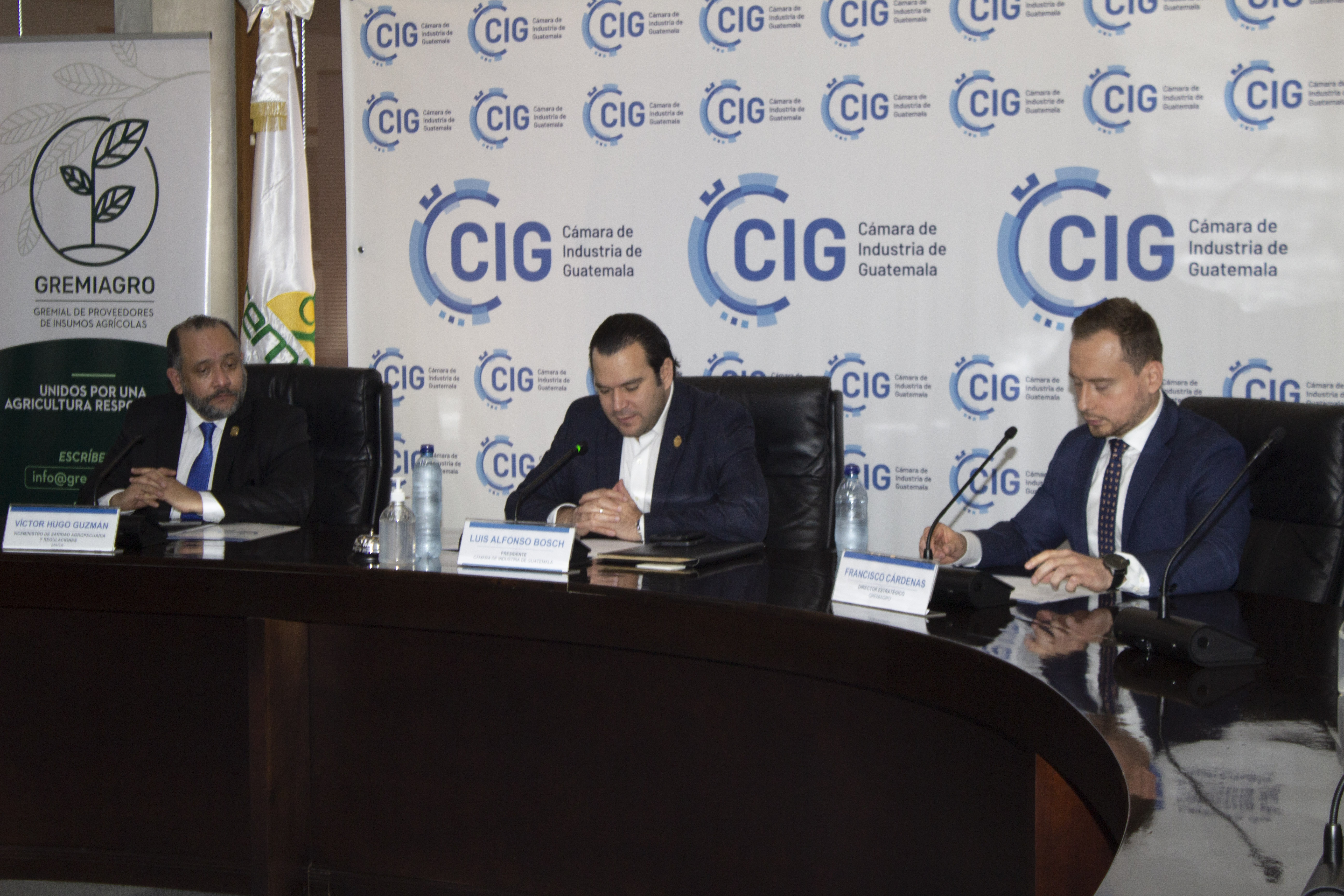 Directivos de Cámara de Industria y funcionarios del Maga firmaron convenio de cooperación técnica. (Foto Prensa Libre: Cortesía CIG)