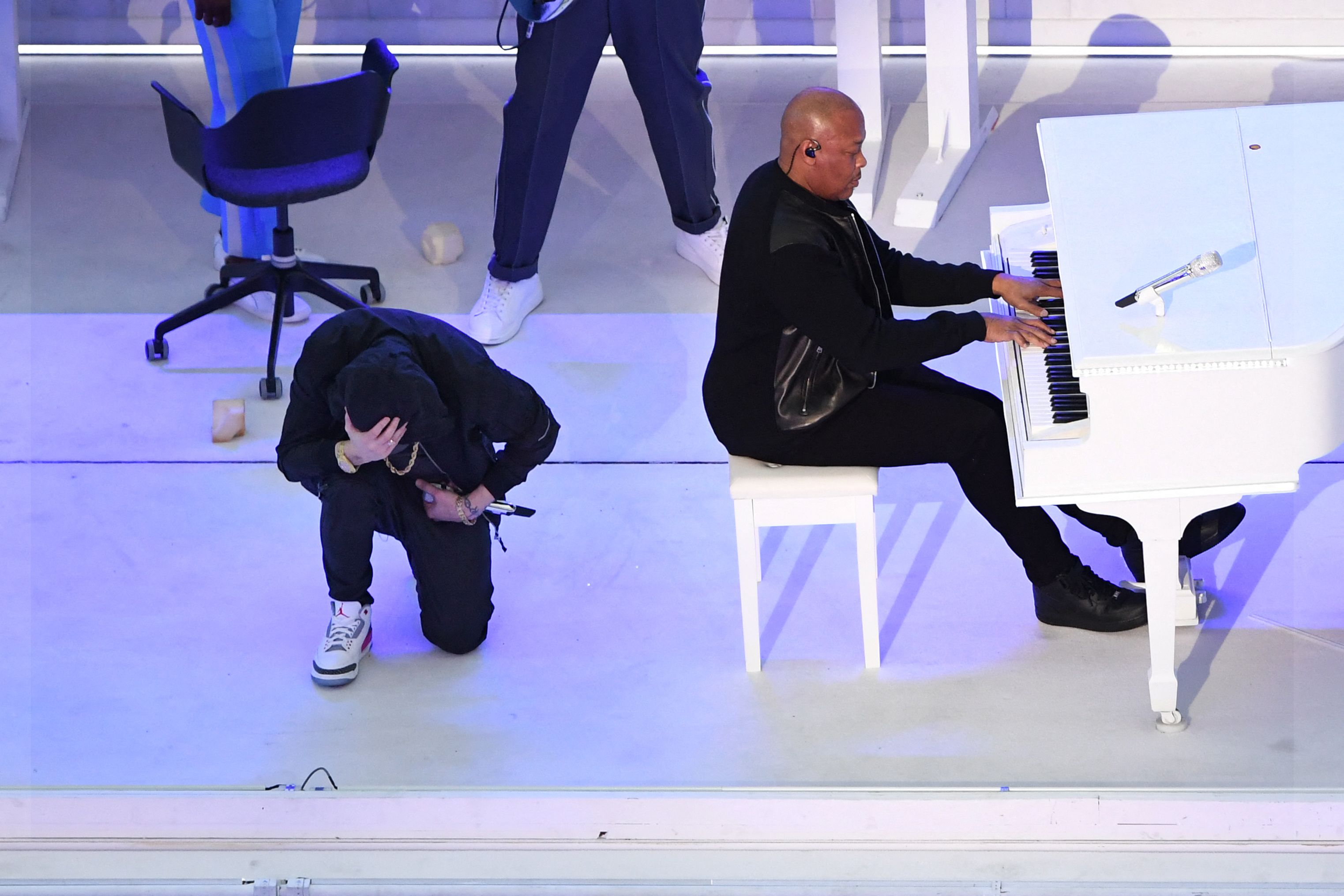 Eminem se arrodilla durante su presentación en el medio tiempo del Super Bowl, imitando el gesto del exjugador Colin Kaepernick. (Foto Prensa Libre:
VALERIE MACON / AFP).