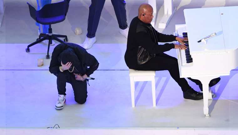 Eminem se arrodilla durante su presentación en el medio tiempo del Super Bowl, imitando el gesto del exjugador Colin Kaepernick. (Foto Prensa Libre:
VALERIE MACON / AFP).