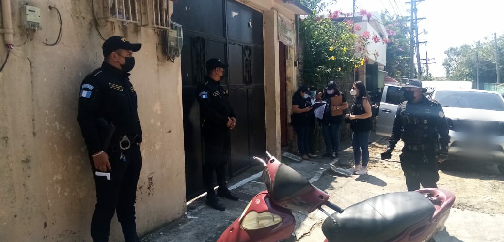 Autoridades durante allanamientos en Mazatenango. (Foto: PNC)