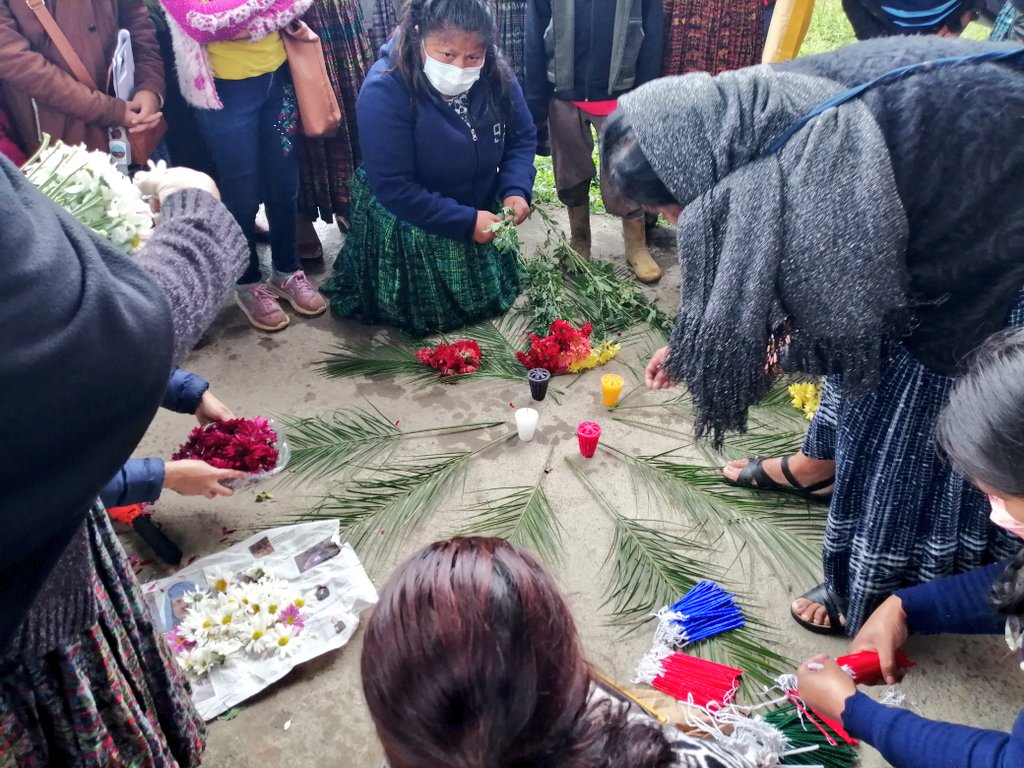 Familiares de víctimas del conflicto armado interno de Guatemala llegaron este martes 8 de febrero a la entrada de la antigua zona militar número 21. (Foto Prensa Libre: Tomada de @CasoCreompaz) 